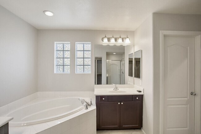 Building Photo - 4 Bedroom, 3 Den West Side Home