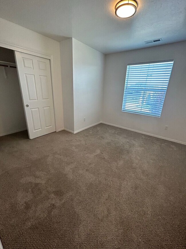 Building Photo - 3 Bedroom plus Loft For Rent! Victory Sout...