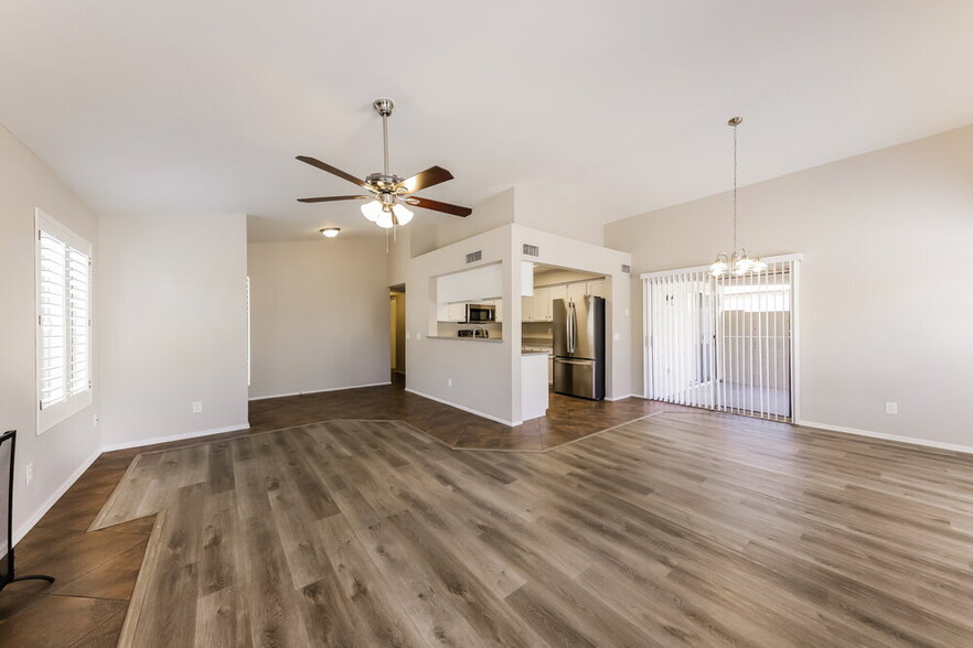 Building Photo - 8842 W Grovers Ave