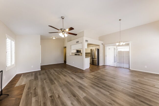 Building Photo - 8842 W Grovers Ave