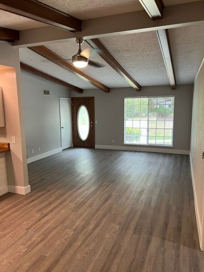 Building Photo - Gorgeous Home in the Heart Hinesville