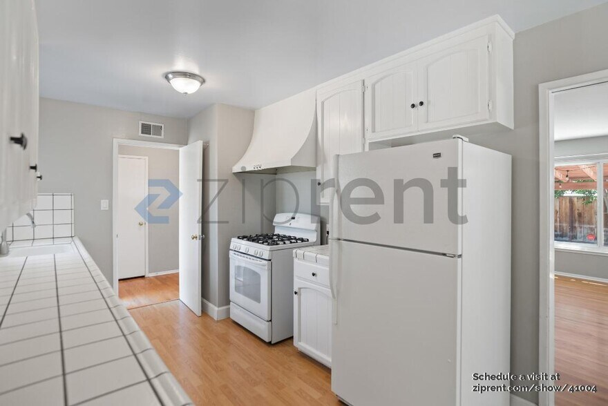 Building Photo - 2276 Markham Ave