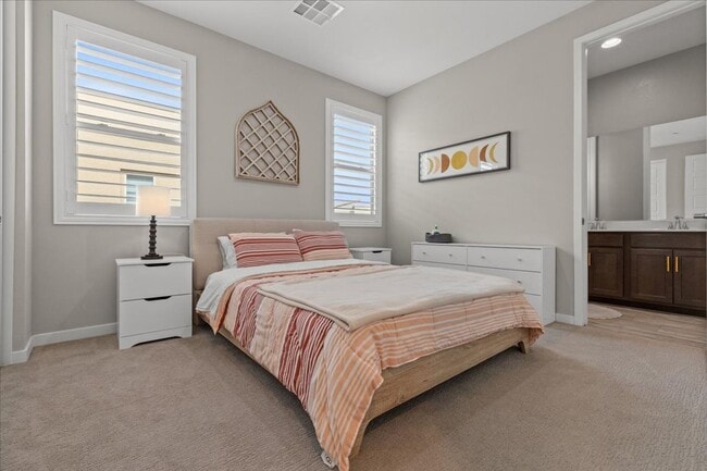 Building Photo - Luxurious, Modern, Completely Renovated 3 ...