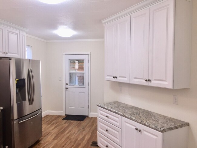 Building Photo - REMODELED 2 Bedroom Downtown Home