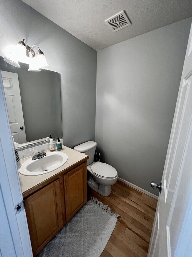 Building Photo - Spacious 4 bed 2.5 bath just off Amity and...