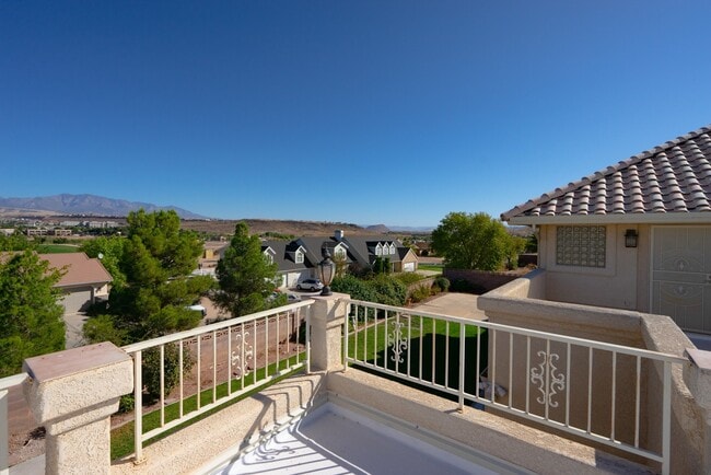Building Photo - Spacious 6 Bedroom Home with a Balcony!