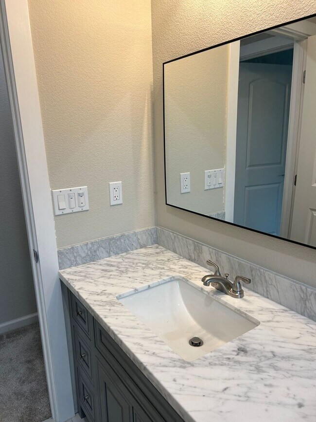 Building Photo - New 2 Bedroom, 1.5 Bathrooms in Santa Rosa Available Now!