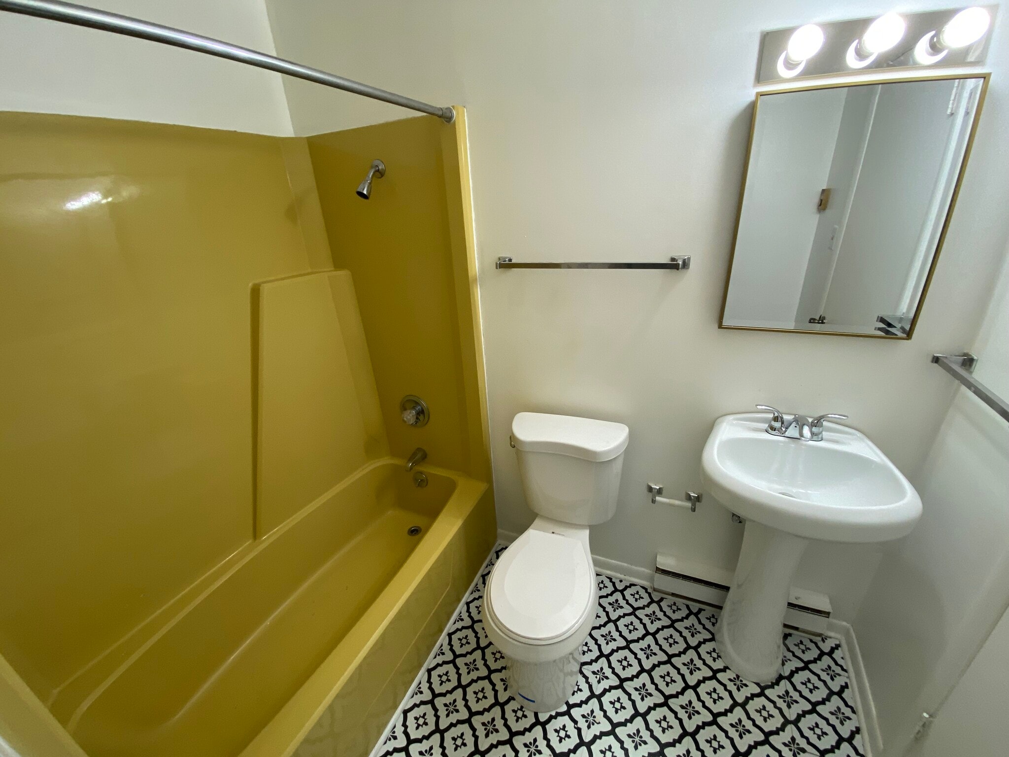 Full Bathroom - 214 S Bloomington St