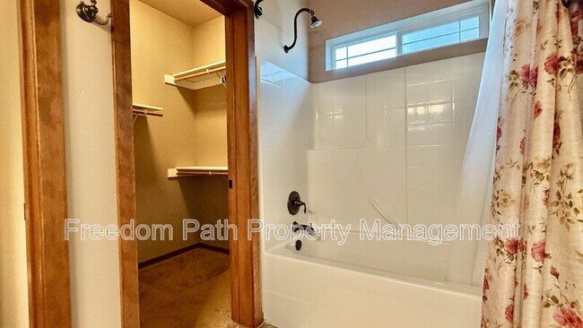 Building Photo - 406 Lundblad Pl