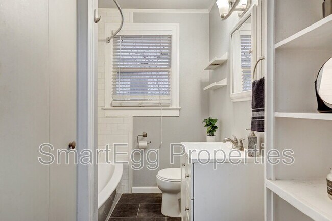 Building Photo - 1309 E 13th St