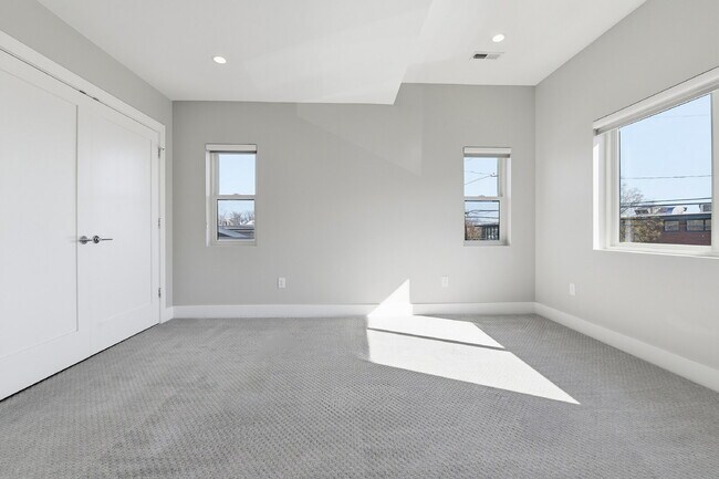 Building Photo - $5,740.95, $300 off the first month's rent, 4 Beds - 5 Bath, Townhouse in Denver with Office!