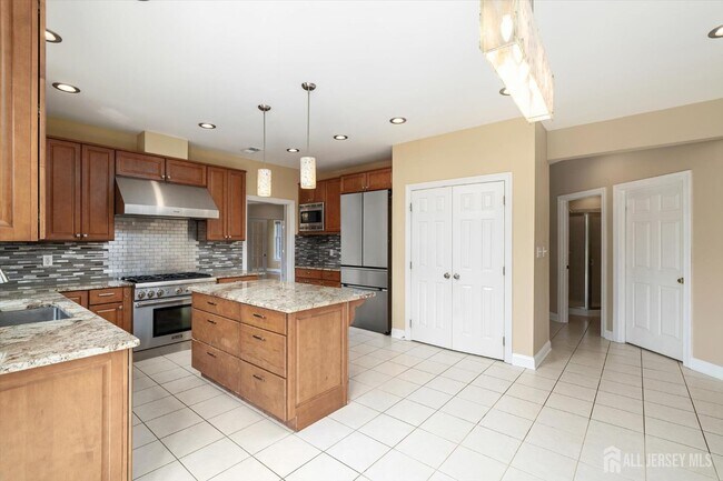 Building Photo - 15 Meadowlark Dr