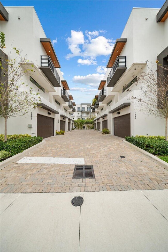 Building Photo - 1052 N Victoria Park Rd