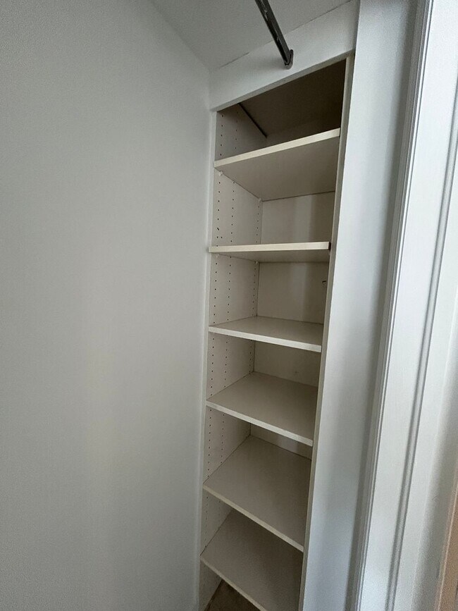 Building Photo - Large 1 Bedroom 1.5 Bath Condo - Steps from Fort Lauderdale Beach!