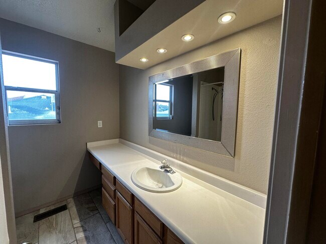 Building Photo - 800 Halter Dr SW