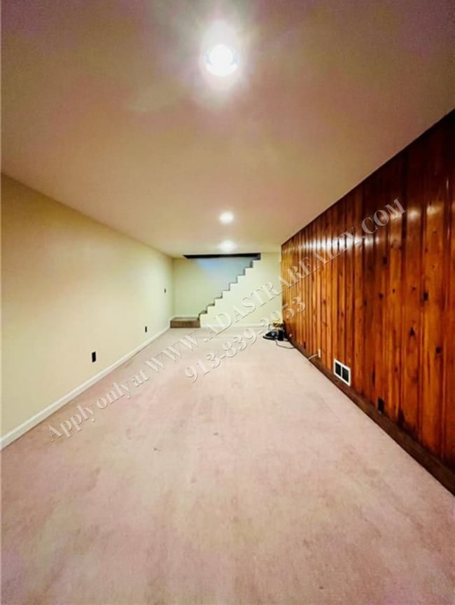 Building Photo - Charming 3 Bed 2 Bath Home-Available NOW!!