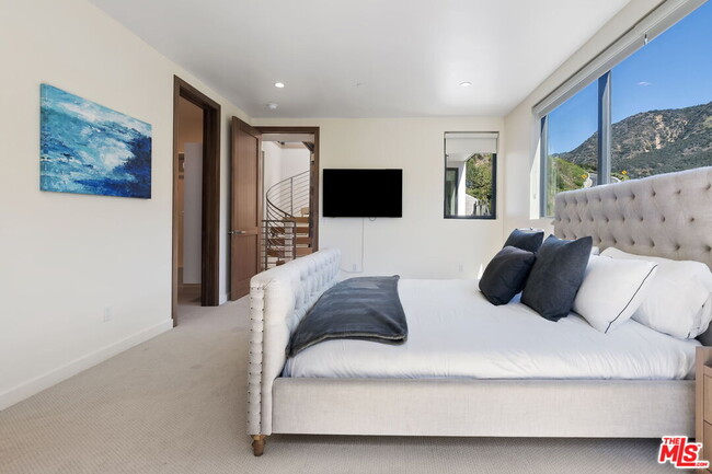 Building Photo - 3843 Rambla Pacifico St