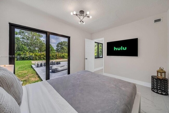 Building Photo - 305 NW 124th St