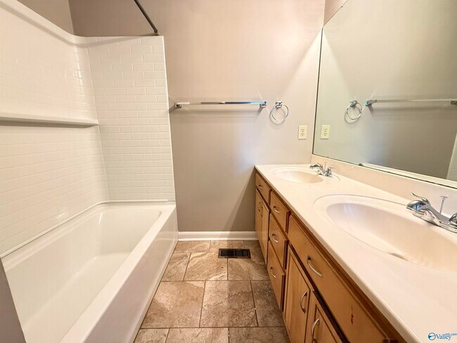 Building Photo - 105 Oakwood Meadows Dr