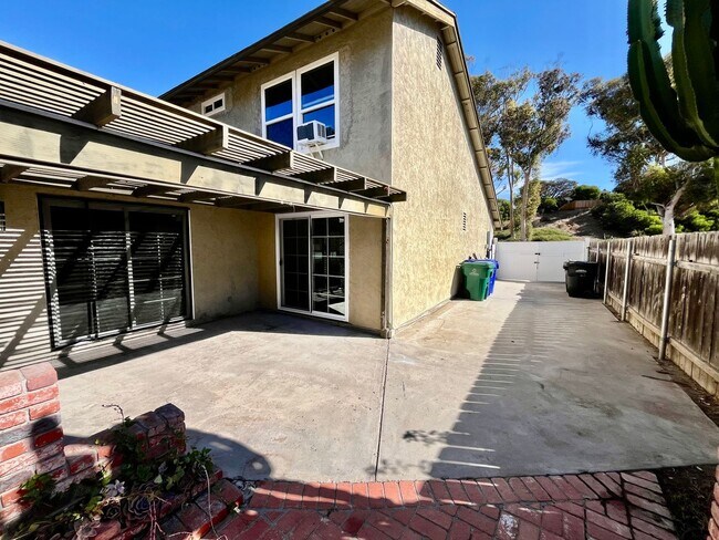 Building Photo - Updated 4B 2BA Home in Paradise Hills w/ S...