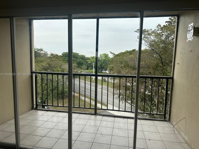 Building Photo - 9120 Fontainebleau Blvd