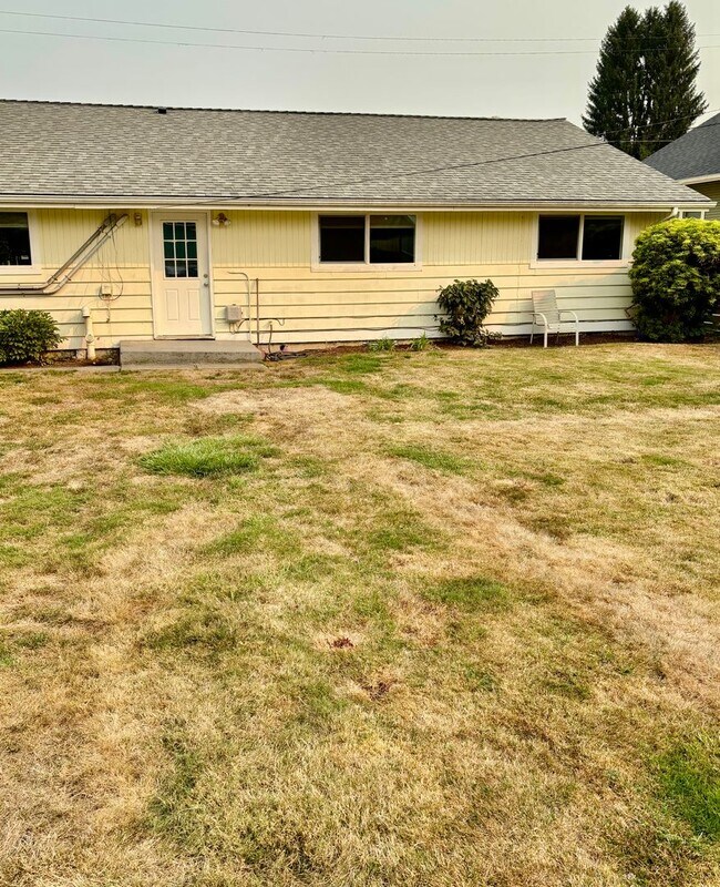 Building Photo - $250 move-in credit! 2 Bed / 1 Bath Downto...