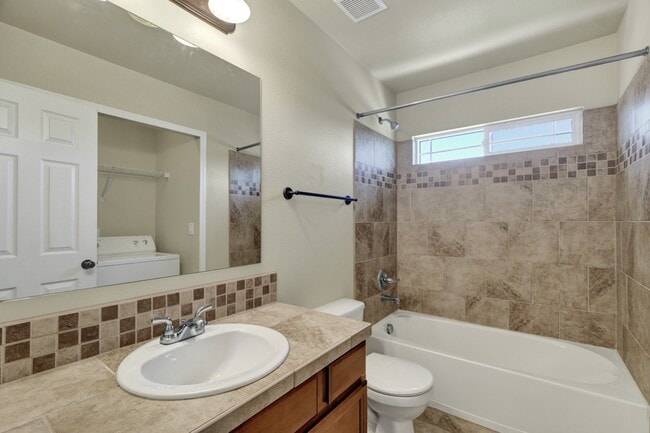 Building Photo - Updated end-unit townhouse for rent!