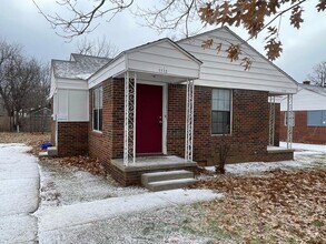 Building Photo - 2 BED 1 BATH DUPLEX FOR LEASE AVAILABLE NOW!!