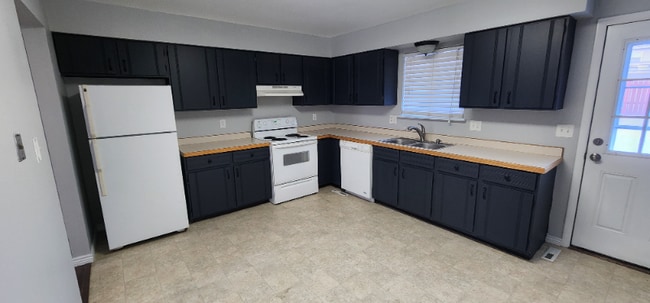 Building Photo - 300 Cottonwood Ln