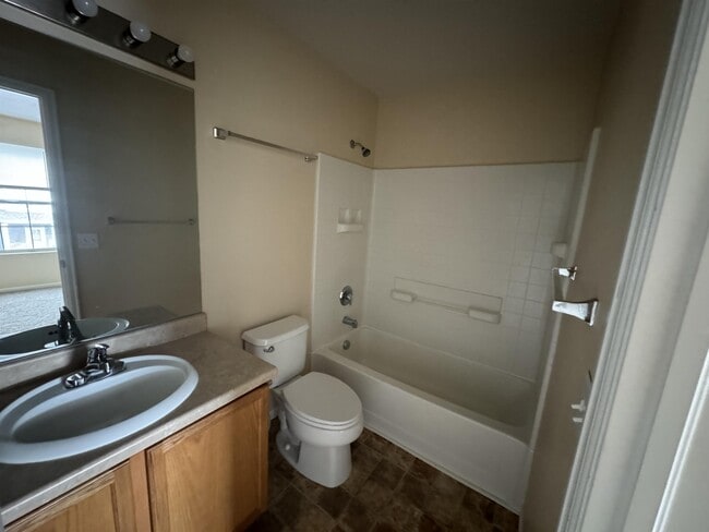 Building Photo - 2039 Creekridge Point