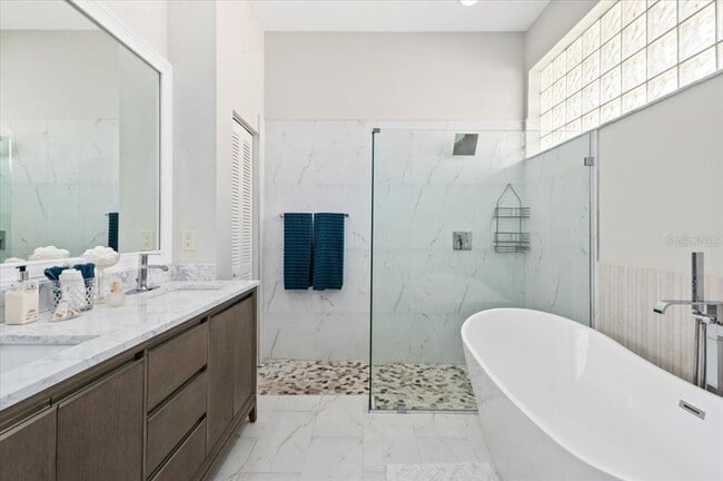 Building Photo - 700 Silk Oak Dr