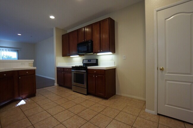 Building Photo - Beautiful 3 Bedroom Condo in Rancho!
