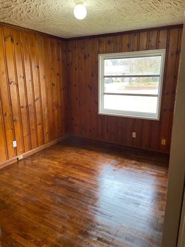 Building Photo - **ON HOLD**3 Bedroom / 1 Bathroom Home for...