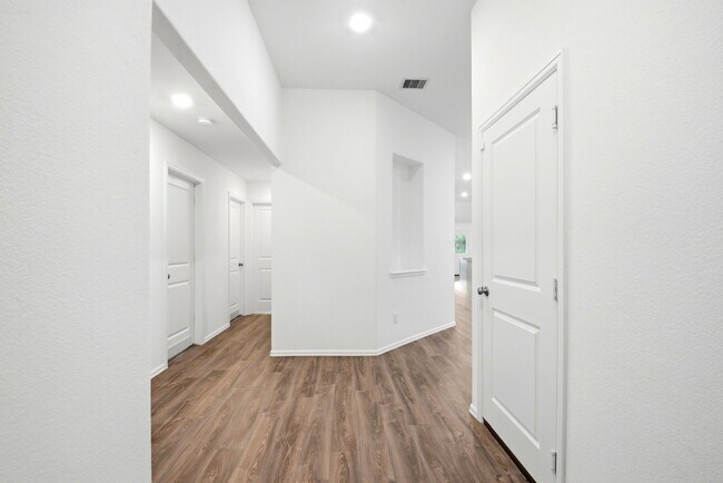 Building Photo - 9327 Clearwater Bluff Ln
