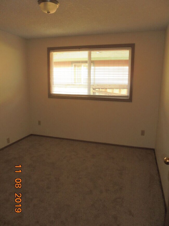 Building Photo - 129 NE Kingwood Dr
