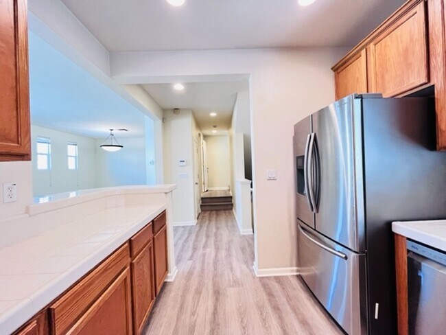 Building Photo - Beautiful 3BD/2.5BA Tri-Level Gallery Walk...