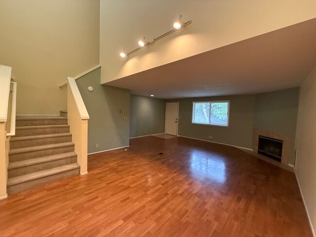 Building Photo - 2 Bed/2.5 Bath Townhome with Garage, Pool and Tennis Court