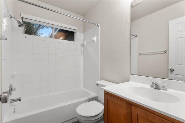 Building Photo - 410 Bandstand Ln