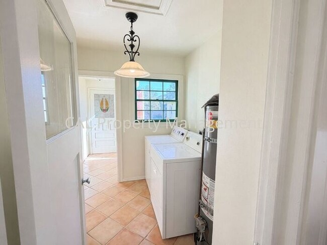 Building Photo - 3 bedroom 2 bathroom single level home!