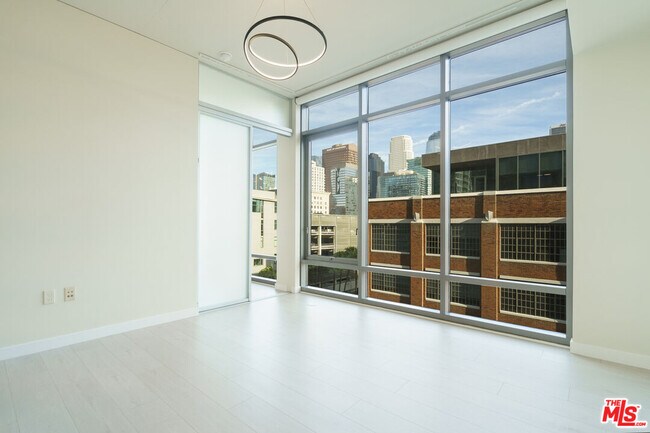 Building Photo - 1100 S Hope St