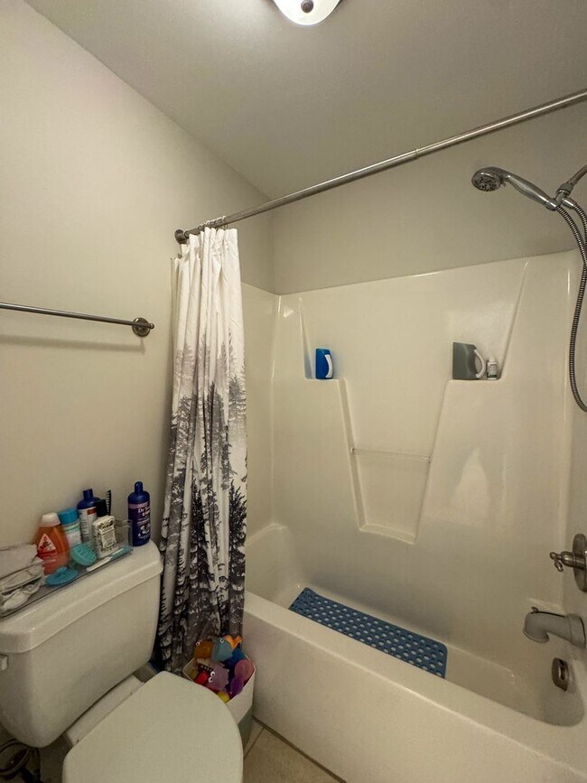 Building Photo - Well-Maintained 4 Bed 2.5 Bath Home with a Pool