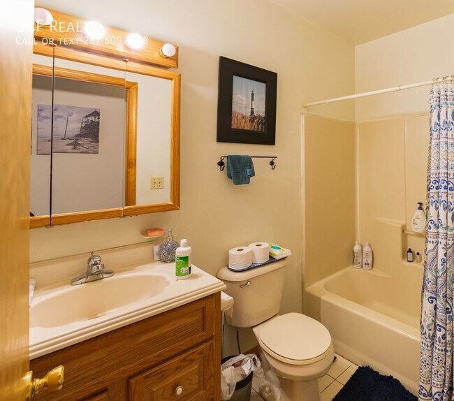Building Photo - Three Bedroom Graduate Hospital Apartment