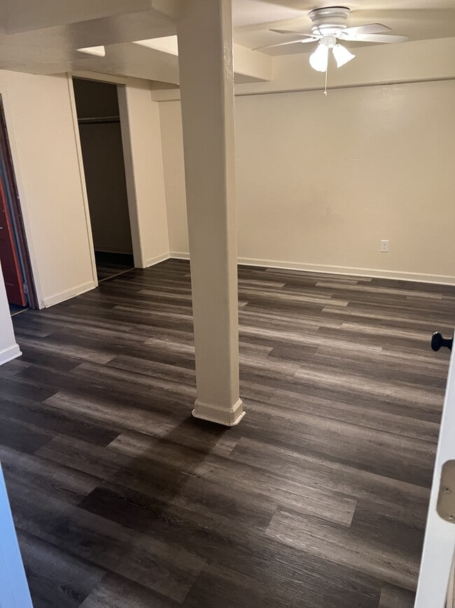 Building Photo - 921 E 8th Ave