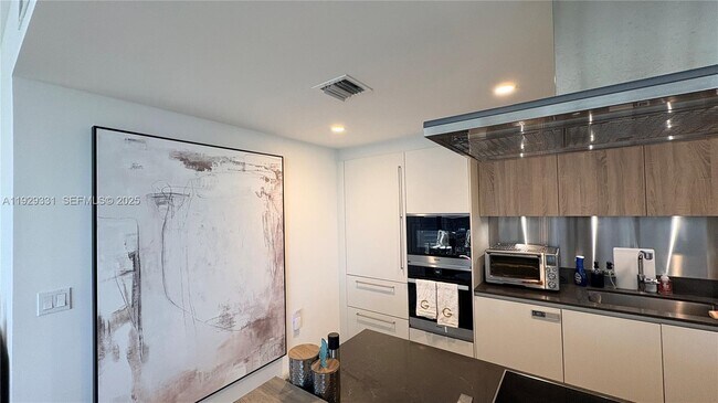 Building Photo - 1000 Brickell Plaza