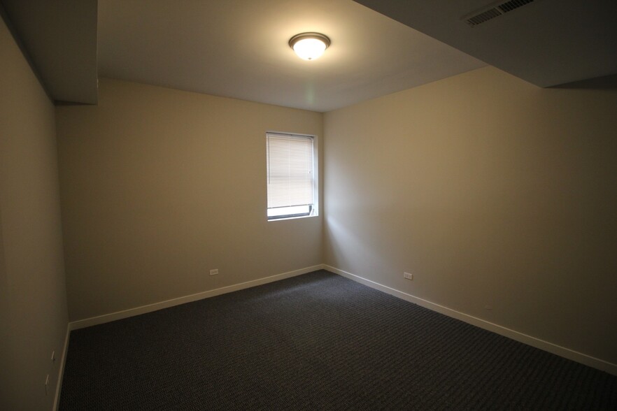 Building Photo - 3108 W Sunnyside Ave