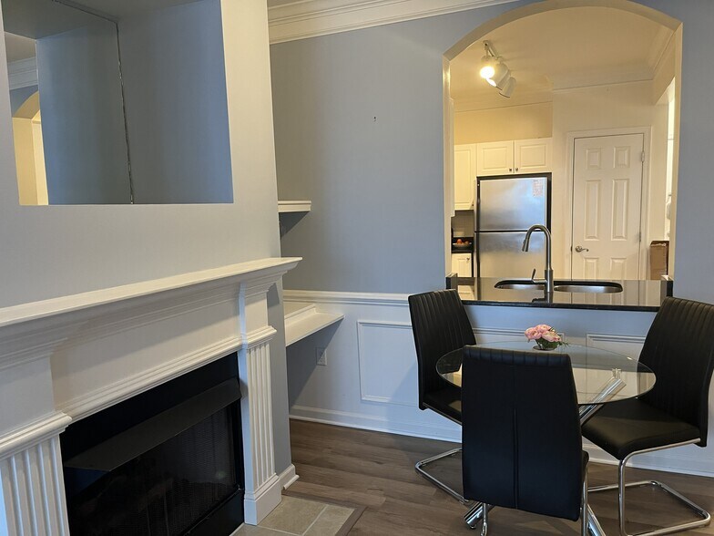 Building Photo - 27 Booth St