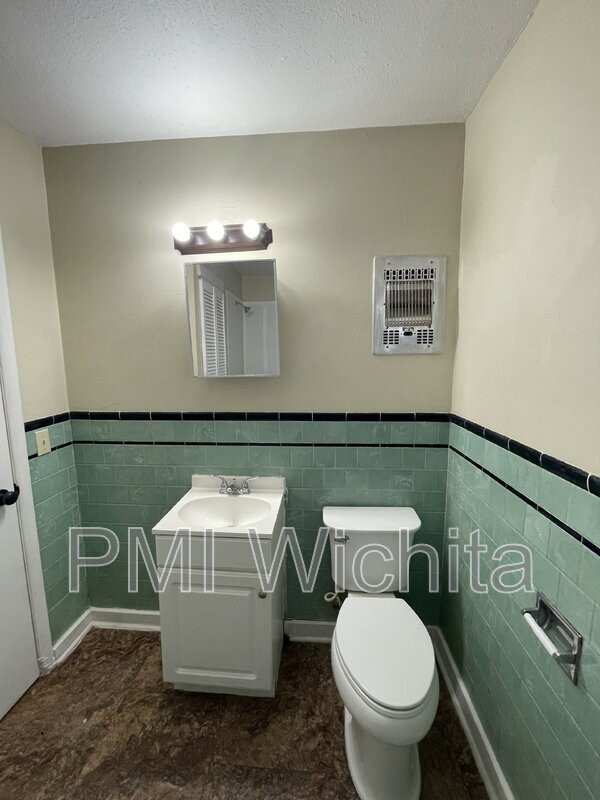 Building Photo - 2557 N Park Pl