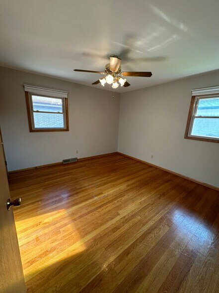 Building Photo - 2727 S 83rd Pl
