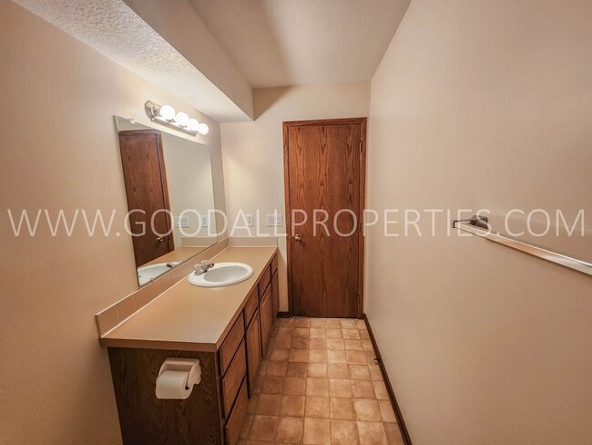 Building Photo - Executive 4 Bedroom Home in West Des Moine...