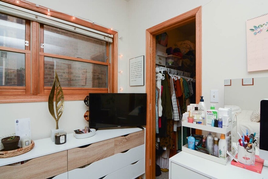 Building Photo - 1351 N Wolcott Ave